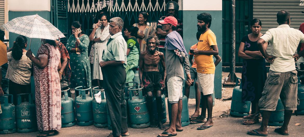 People queue to fill their gas cylinders in Colombo, Sri Lanka. (file)