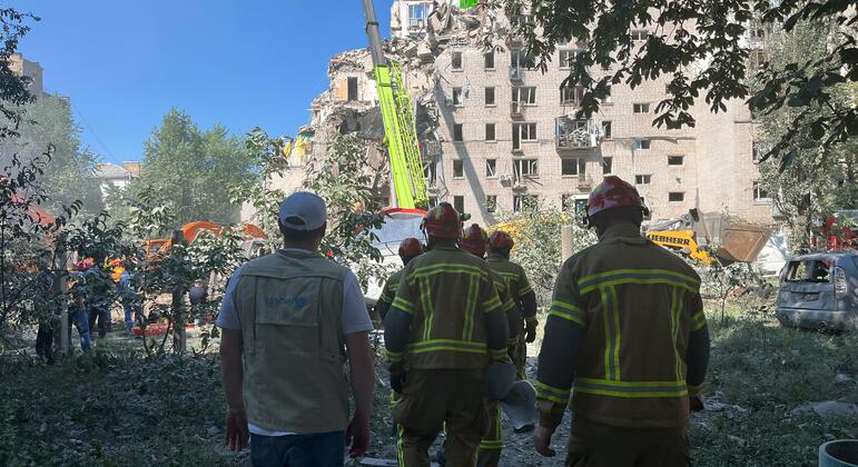 Ukraine: Rescuers work to save trapped residents after wave of Russian attacks